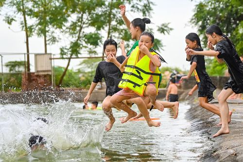 Trẻ em nhảy cầu, tắm sông giải nhiệt ngày Hà Nội nóng 40 độ C