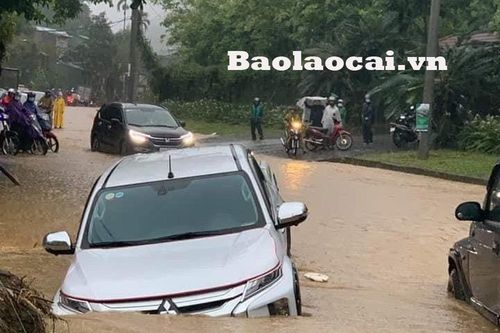 Thành phố Lào Cai ngập sâu sau trận mưa lớn