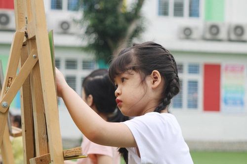 Hà Nội: Học sinh và phụ huynh hân hoan khi nghe tin sắp được đến trường trở lại