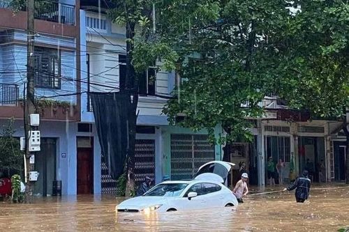 Nhiều nơi ở TP Lào Cai chìm trong biển nước do mưa lớn