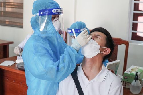 Nghệ An: Test nhanh SARS-CoV-2 cho giám thị, thí sinh vùng giãn cách xã hội