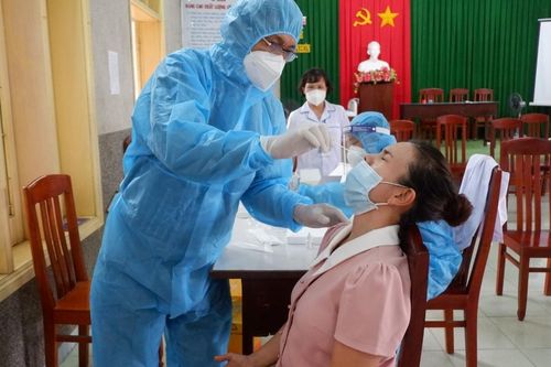 Bình Định: Test nhanh kháng nguyên SARS-CoV-2 cho lực lượng làm thi