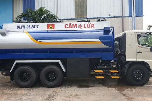 Người áp tải, xếp, dỡ hàng hóa nguy hiểm phải có Giấy chứng nhận vận chuyển hàng hóa nguy hiểm