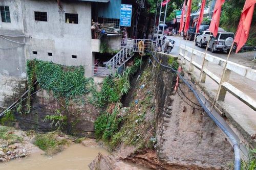 Hà Giang: Sạt lở chân cầu Nậm Dịch, tạm cấm xe 2,5 tấn trở lên lưu thông
