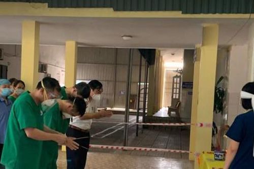 Cảm động hình ảnh nữ kỹ thuật viên chịu tang mẹ chồng trong bệnh viện dã chiến