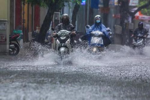 Nhiều tuyến phố Hà Nội ngập trong 'biển nước' sau cơn mưa rào