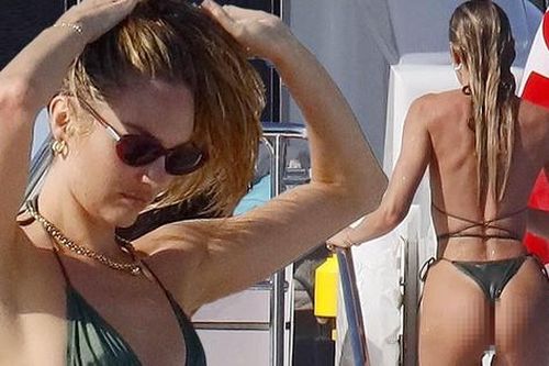 Candice Swanepoel 'bỏng rẫy' với bikini siêu bé, thân thiết với trai lạ trên du thuyền