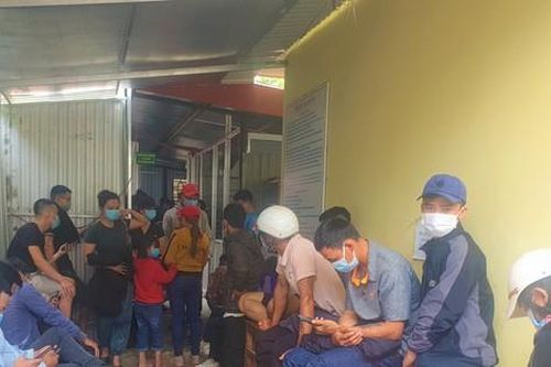 Đổ xô đi xét nghiệm COVID-19 làm giấy 'thông hành'