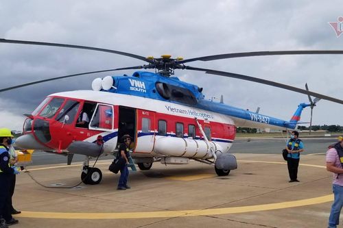 Hình ảnh máy bay trực thăng đưa đề thi tốt nghiệp ra Côn Đảo