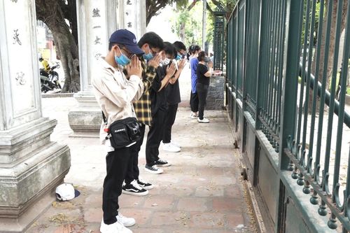 Đi từ Bắc Ninh lên Văn Miếu để cầu may trước ngày thi tốt nghiệp