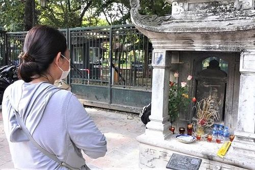 Văn Miếu đóng cửa, sĩ tử đặt đồ lễ ở bia Hạ Mã vái vọng cầu may