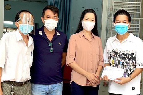 NSƯT Trịnh Kim Chi hỗ trợ cho 180 công nhân hậu đài sân khấu ở TP.HCM