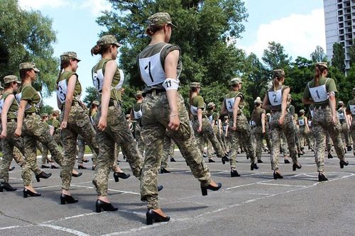 Ukraine: Tranh cãi dữ dội quanh chuyện diễu binh với giày cao gót