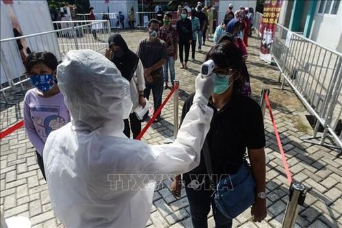 Indonesia chuyển sang khám chữa bệnh từ xa cho bệnh nhân thể nhẹ