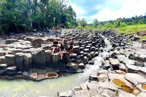 Mê đắm vẻ đẹp hoang sơ của suối đá núi lửa Ia Ruai, Gia Lai