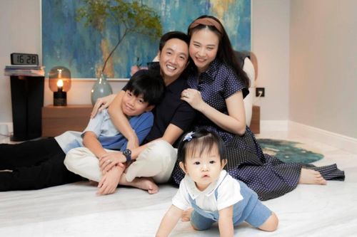 Đàm Thu Trang chuẩn người vợ 'đảm đang' hết nấu ăn lại trổ tài cắt tóc cho chồng con