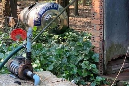 Bồn nước trên giàn bất ngờ rơi xuống đè trúng người, 3 anh em ruột thương vong