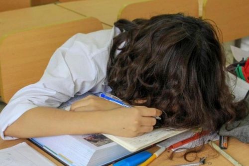 Thi trượt vào lớp 10, nữ sinh bị mẹ bắt quỳ ngay giữa cổng trường