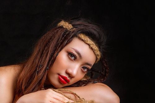 Vẻ đẹp nóng bỏng hoang dã của cô gái Việt - Lào lọt Top Hoa hậu Du lịch Việt Nam Toàn cầu
