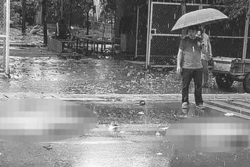 Hà Nội: Va chạm xe tải trong cơn mưa lớn, đôi nam nữ đi xe máy tử vong