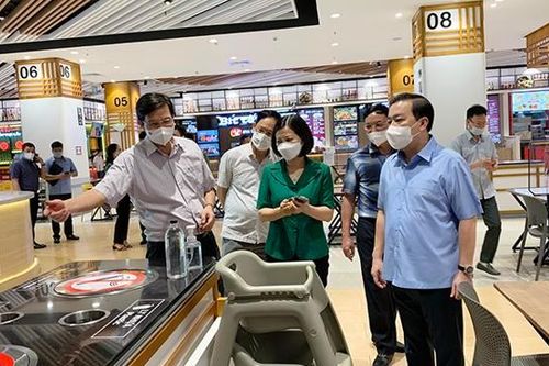 Hà Nội: Kiểm soát chặt người vào cửa hàng, trung tâm thương mại