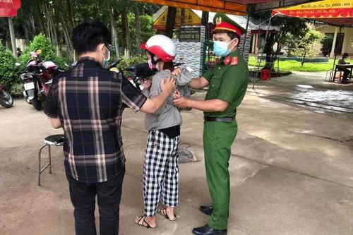 Đạ Tẻh: Chặn bắt tại chốt kiểm dịch người phụ nữ trộm cắp tài sản về từ TP Hồ Chí Minh
