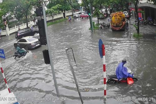 Mưa lớn, Hà Nội xuất hiện nhiều điểm úng ngập cục bộ