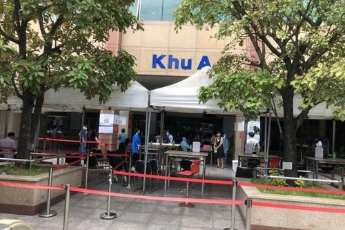 Bệnh viện Đại học Y Dược TP.HCM ngừng nhận bệnh nhân do 4 nhân viên nghi mắc COVID-19