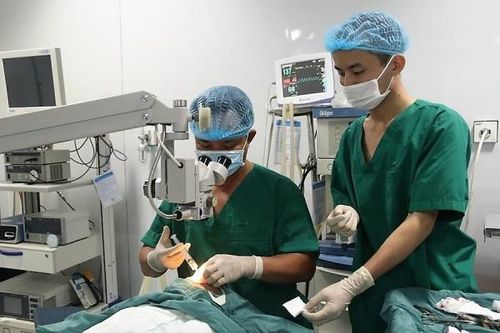 Bé gái 19 tháng tuổi bị đinh đâm xuyên mắt