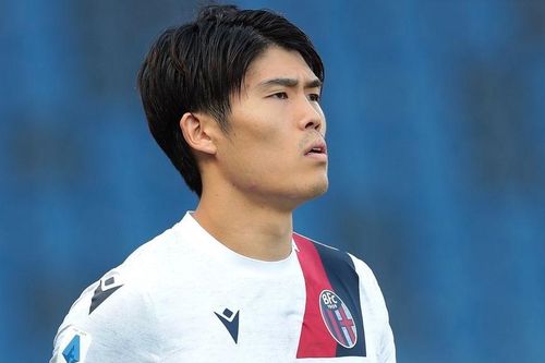 Tottenham ra giá mua trung vệ Nhật Bản