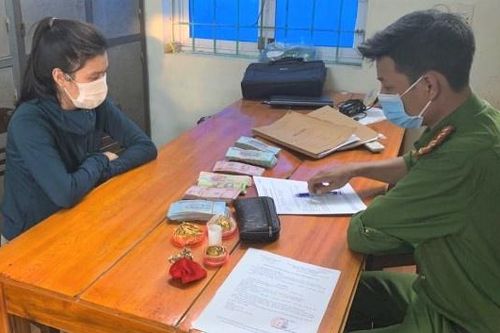 Con gái mở két sắt trộm gần 450 triệu của mẹ