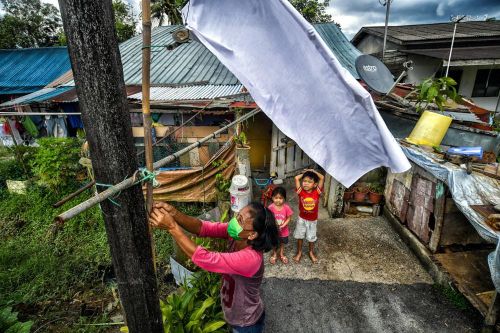 Mất thu nhập vì đại dịch, người Malaysia treo cờ trắng kêu cứu