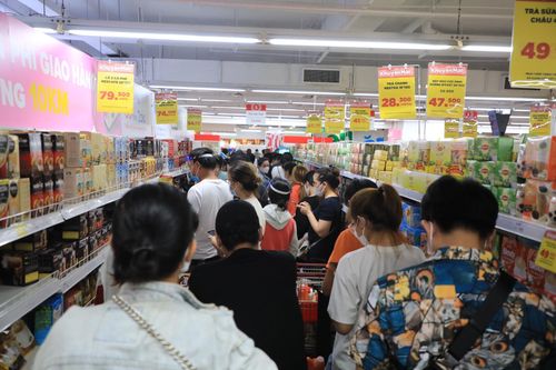 Xếp hàng dài chờ thanh toán ở siêu thị TP.HCM