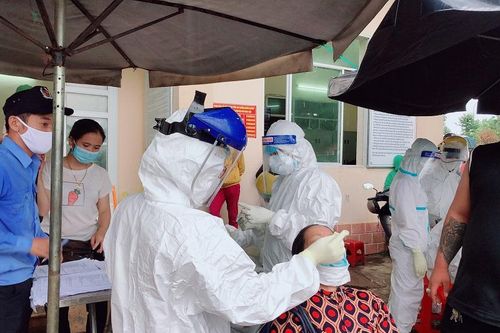 Phong tỏa, test nhanh Covid-19 ở chợ đầu mối Quảng Ngãi
