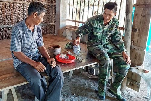 Sâu đậm nghĩa tình quân dân tại chốt chống dịch