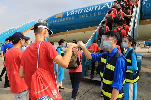 Vietnam Airlines đưa 350 nhân viên y tế vào Bình Dương chống dịch