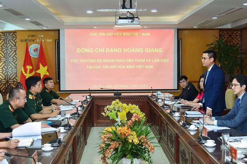 Thứ trưởng Ngoại giao Đặng Hoàng Giang làm việc với Cục Gìn giữ hòa bình Việt Nam