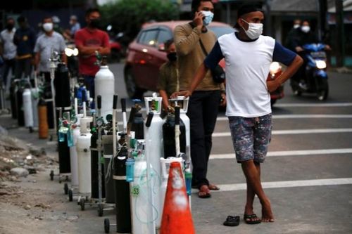 Indonesia đối phó với tình trạng thiếu oxy khi COVID tăng gấp 4 lần