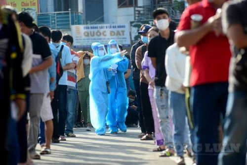 Hàng nghìn người kéo nhau đi làm xét nghiệm Covid-19 để lấy… 'giấy thông hành'
