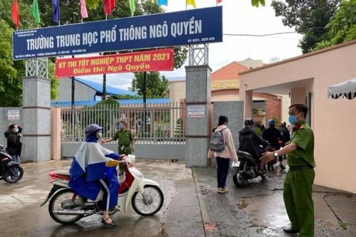 Sĩ tử đội mưa đến điểm thi làm thủ tục dự thi tốt nghiệp THPT