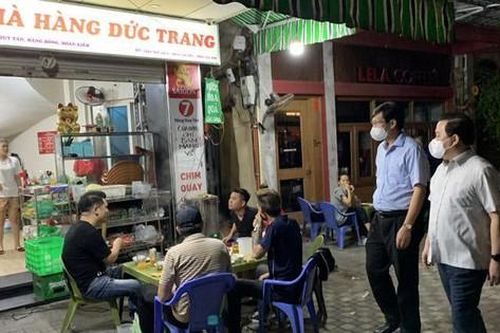 Phó Chủ tịch Hà Nội kiểm tra đột xuất trong đêm, xử phạt vi phạm phòng dịch