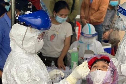 Test nhanh phát hiện 2 ca dương tính SARS-CoV-2: Phong tỏa chợ đầu mối Quảng Ngãi