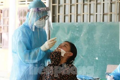 Test nhanh thí sinh F2 trước khi vào phòng làm thủ tục thi