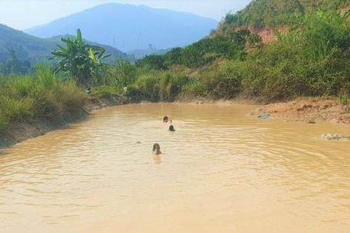 Đi thả diều, ba trẻ đuối nước trong hồ một công ty cà phê