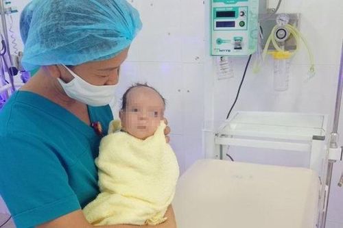 Dùng tre cắt dây rốn, trẻ sơ sinh 6 ngày tuổi bị uốn ván nặng