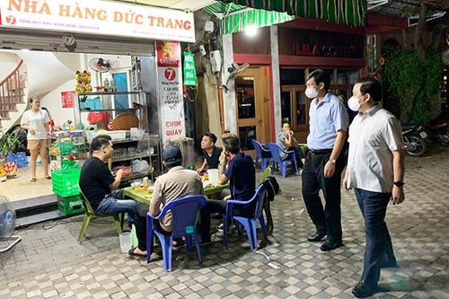 Kiểm tra trong đêm, Phó Chủ tịch Hà Nội phê bình những hàng quán mở quá 21h
