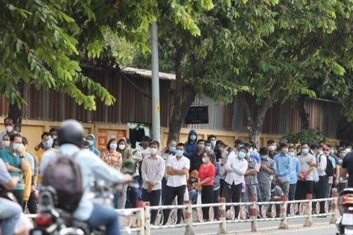 Hàng nghìn người xếp hàng trước cổng Bệnh viện 175 chờ xét nghiệm Covid-19