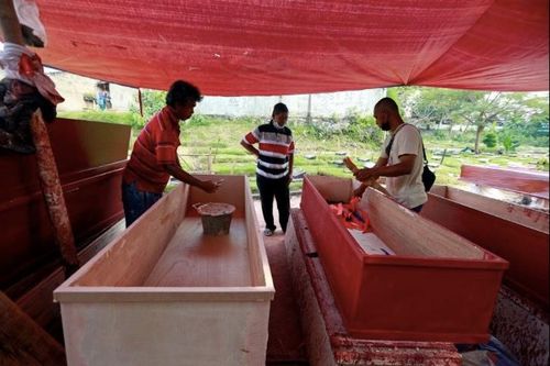 Thợ đóng quan tài Indonesia làm không ngơi tay vì Covid-19