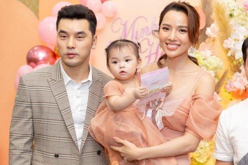 Ngắm con gái bụ bẫm của Ưng Hoàng Phúc, biểu cảm đáng yêu 'đốn tim' cư dân mạng