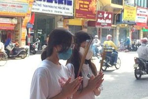 Trước ngày thi, nhiều sĩ tử tới lễ cầu may tại Văn Miếu - Quốc Tử Giám